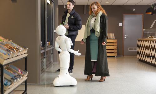 Twee klanten in interactie met een servicerobot