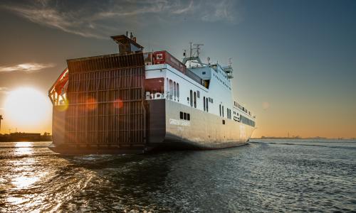 Groot schip op zee