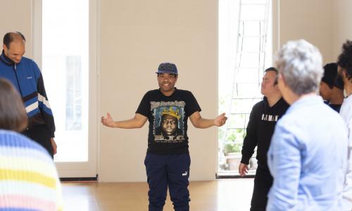 Jongeren in de repetitieruimte van Theater Babel in Rotterdam